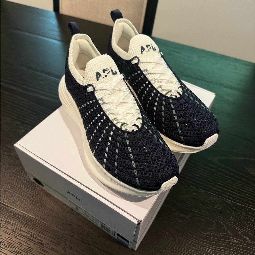 NWT APL Zipline navy/ivory/aqua/multi size 8 women’s
